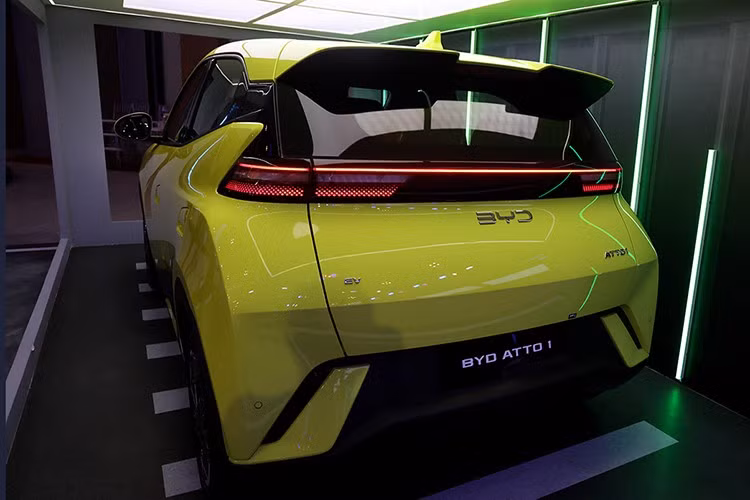 Cũng cần phải nói thêm rằng, doanh số ở thị trường Indonesia được dựa trên lượng xe bàn giao tới đại lý thay vì bán cho khách hàng. Sở dĩ BYD Atto 1 đạt kết quả cao như vậy là nhờ lượng xe cộng dồn mà khách hàng Indonesia đã đặt mua trong vài tháng qua. Tháng 10/2025 cũng là tháng đầu tiên BYD Atto 1 được bàn giao cho khách hàng Indonesia.