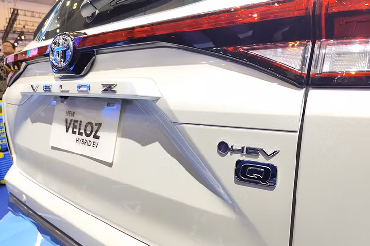 Tại Việt Nam, Toyota Veloz Cross từng được nhập khẩu sau đó chuyển sang lắp ráp trong nước và hiện chỉ có tùy chọn động cơ xăng truyền thông. Hiện tại đã có thông tin Toyota đầu tư dây chuyển lắp ráp xe hybrid tại Việt Nam cũng với dải sản phẩm như Corolla Cross, Camry, Corolla Altis, Yaris Cross,… đều đã có bản hybrid thì tín hiệu Veloz Cross sẽ bổ sung bản lai điện này gần như là chắc chắn.