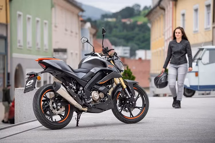 Động cơ của QJMotor SRK 125 S tuy chỉ có dung tích 125cc 4 van nhưng lại có thể đem tới công suất tối đa lên tới 14,8 HP đạt ở ngưỡng tua 9.500 vòng/phút và mô men xoắn cực đại 12,1 Nm tại 7.000 vòng/phút.