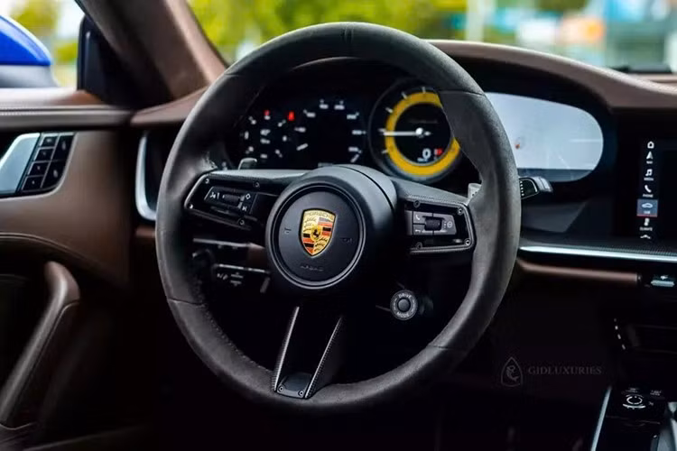 Nhìn bên ngoài, Porsche 911 Turbo S đời 992 của doanh nhân Hà Nội mới tậu sở hữu thiết kế nâng cấp so với phiên bản trước. Chẳng hạn xe được bổ sung cản trước cải tiến, tích hợp đèn xi-nhan LED mới.