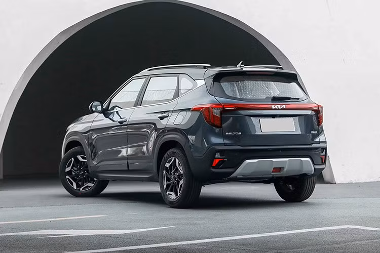 Đáng chú ý, hãng xe Hàn Quốc còn áp dụng các chương trình ưu đãi đặc biệt dành riêng cho thị trường tỷ dân. Cụ thể, phiên bản Kia Seltos Luxury tại Trung Quốc có giá niêm yết 129.900 NDT (474,33 triệu đồng) nhưng đang được giảm mạnh chỉ còn 77.900 NDT (284,85 triệu đồng).