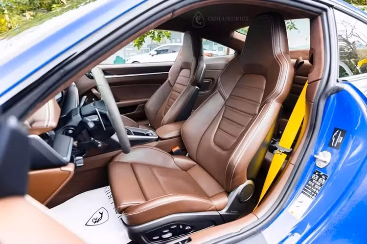 Porsche 911 Turbo S còn được trang bị thanh ba-bô-lê khí động lực học và bộ vành hợp kim 5 chấu sơn phối 2 màu thể thao, khe gió màu đen ở trước chắn bùn sau, nóc màu tương phản. Xe có cánh gió đuôi chỉnh điện.