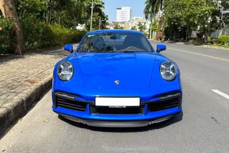 Hiện số lượng xe thể thao tốc độ Porsche 911 Turbo S 992 tại thị trường Việt Nam ước tính hơn 5 xe, nhưng chỉ 1 chiếc mang màu cá nhân hóa nằm trong chương trình sơn Paint to Sample thú vị của Porsche với chi phí từ vài trăm triệu đồng đến cả tỷ đồng,