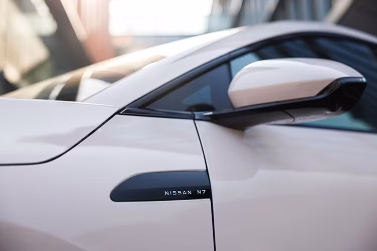 Để đảm bảo đáp ứng các yêu cầu kỹ thuật và pháp lý tại các thị trường quốc tế, Nissan đã đầu tư vào IAT Automobile Technology - công ty công nghệ xe điện hàng đầu tại Trung Quốc, chuyên cung cấp giải pháp phần mềm cho nhiều nhà sản xuất ôtô nội địa.