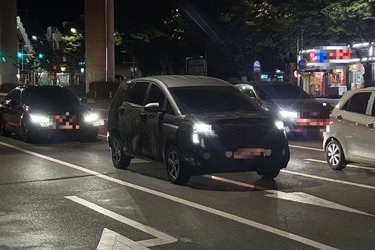 Tuy nhiên về cơ bản, phần đầu xe của Hyundai Stargazer thế hệ mới đã vuông vức hơn và với cụm lưới tản nhiệt chịu ảnh hưởng từ mẫu SUV cỡ lớn Palisade. Ngoài ra, hãng xe Hàn cũng hé lộ nội thất của Stargazer mới tập trung vào tính thực tế và sự thoải mái dành cho gia đình .