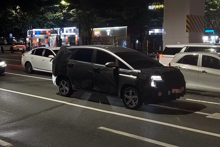 Bảng táp-lô cũng được thiết kế mỏng và dài nhưng hiện chưa rõ có thay đổi so với hiện tại hay không. Ngoài ra, xe còn sở hữu ghế độc lập dạng cơ trưởng ở hàng ghế thứ hai , mang lại cảm giác cao cấp và cho phép sắp xếp chỗ ngồi linh hoạt.