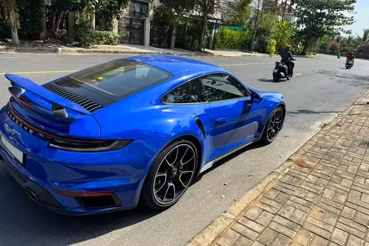 Cụ thể, xe có màu xanh Nogaro Blue Metallic nằm trong danh mục Paint to Sample, chủ xe phải chi hơn 500 triệu đồng cho bộ áo cá tính này. Nội thất xe có màu nâu cùng với đó là dây đai an toàn màu vàng.