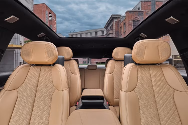 Khách hàng có thể tùy chọn gói Executive Second Row với bảng điều khiển trung tâm ở giữa hàng ghế thứ hai, ghế massage, loa ở tựa đầu, sạc không dây và hai màn hình 12,6 inch. Hệ thống âm thanh 19 loa tiêu chuẩn, nhưng có thể nâng cấp lên hệ thống 40 loa AKG Studio Reference cao cấp...