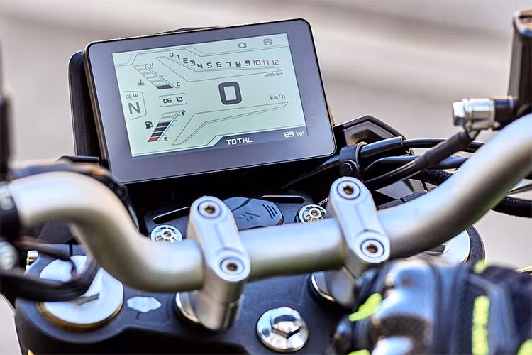 Kích thước tổng thể xe môtô QJMotor SRK 125 S 2025 mới gồm (dài x rộng x cao) 1970 x 785 x 1070 mm, chiều dài cơ sở 1345 mm, chiều cao yên 790 mm.