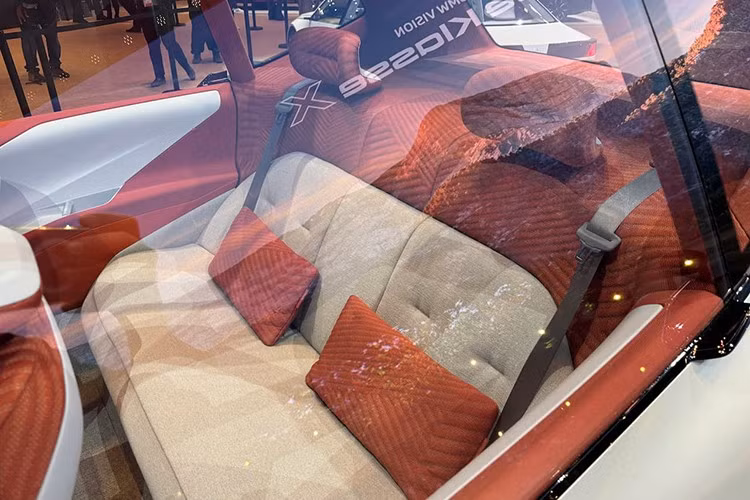 BMW cho biết hệ truyền động thế hệ thứ 6 mang lại bước tiến lớn về hiệu suất và phạm vi hoạt động. Cụ thể, phiên bản BMW iX3 M50 xDrive có thể đạt phạm vi tối đa lên tới 800 km theo tiêu chuẩn WLTP. Nhờ khả năng hỗ trợ sạc nhanh công suất 400 kW, chỉ 10 phút sạc có thể chạy được hơn 350 km.