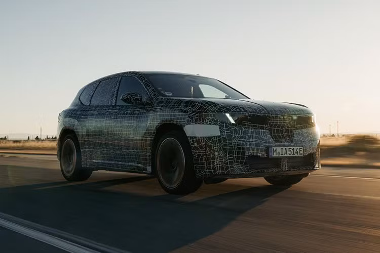 Đạt được điều đó là nhờ kiến trúc điện 800V mới, giúp sạc siêu nhanh, đồng thời vẫn tương thích với hệ thống sạc DC 400V phổ biến. Bên cạnh đó, iX3 còn hỗ trợ sạc hai chiều với các tính năng như Vehicle-to-Load (V2L) công suất 3,7 kW, Vehicle-to-Grid (V2G) và Vehicle-to-Home (V2H).