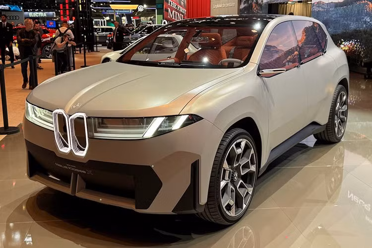 Dù mới chỉ hé lộ hình ảnh phiên bản tiền sản xuất, nhưng có thể thấy rõ thiết kế của SUV BMW iX3 mới được lấy cảm hứng từ concept Neue Klasse X.