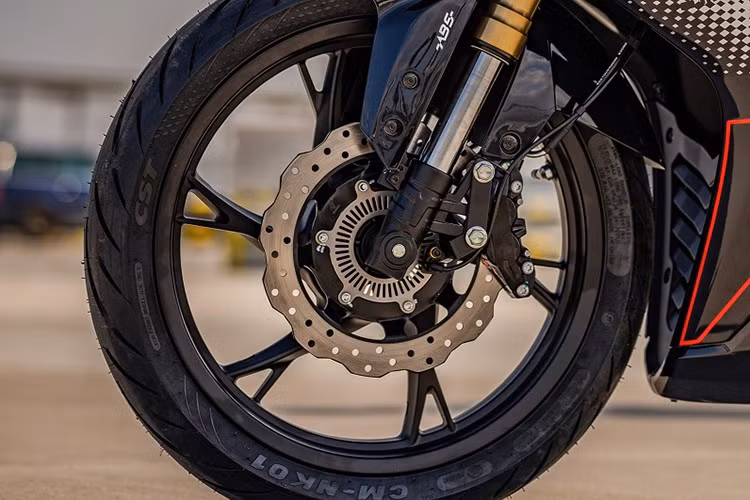 Bộ khung sườn kiểu Delta Box, kết hợp với phuộc trước hành trình ngược 37 mm, giảm xóc sau đơn. Hệ thống phanh là đĩa đơn thủy lực cho cả bánh trước và sau, với đường kính 260 mm và 240 mm, đi kèm hệ thống ABS tiêu chuẩn.