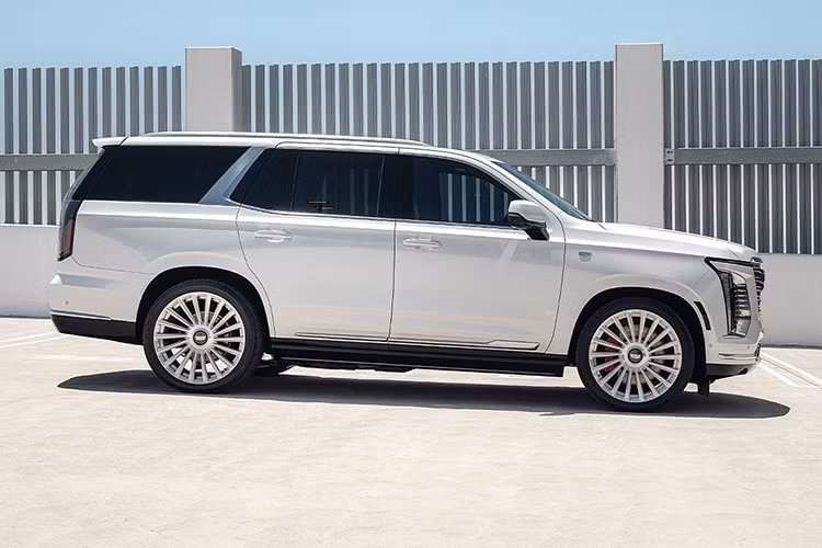 Mới đây, Escalade 2025 phiên bản nâng cấp giữa vòng đời đã xuất hiện với một diện mạo cực kỳ ấn tượng nhờ bộ mâm độ Monoblock 24 inch do ANRKY Wheels phát triển. Được hoàn thiện với lớp phủ Brushed Clear, bộ mâm RF-182 không chỉ tăng tính thẩm mỹ mà còn làm nổi bật triết lý thiết kế sắc sảo và hiện đại của Escalade thế hệ mới.