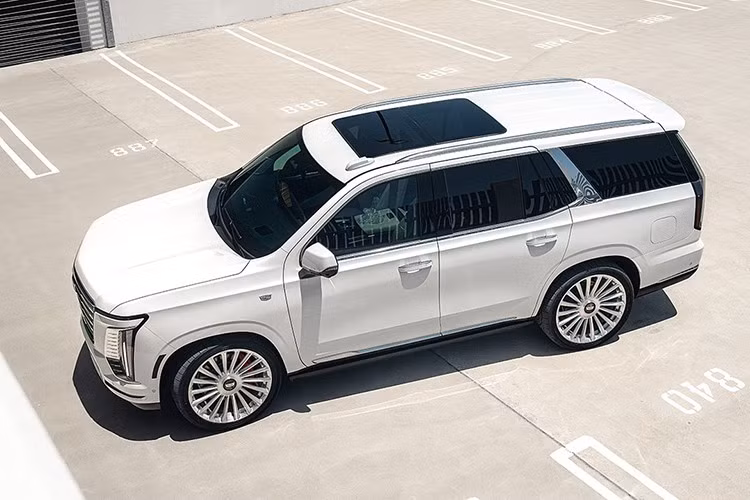 Bộ mâm 24 inch thiết kế đa chấu dạng tua-bin kết hợp cùm phanh màu đỏ tạo nên điểm nhấn đối lập, vừa thể thao vừa tinh tế. Tổng thể xe toát lên khí chất đĩnh đạc, sang trọng và có phần “đô thị hóa” hơn, phù hợp với xu hướng cá nhân hóa xe SUV hạng sang hiện nay.