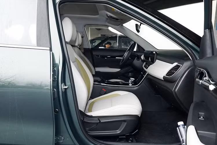 Tại Việt Nam, Kia Seltos cũng có cấu hình động cơ riêng, gồm cả phiên bản động cơ 1.5L hút khí tự nhiên và 1.5L tăng áp. Giá bán hiện tại dao động từ 599 triệu đồng đến 764 triệu đồng, cao hơn đáng kể so với mức giá niêm yết tại Trung Quốc.