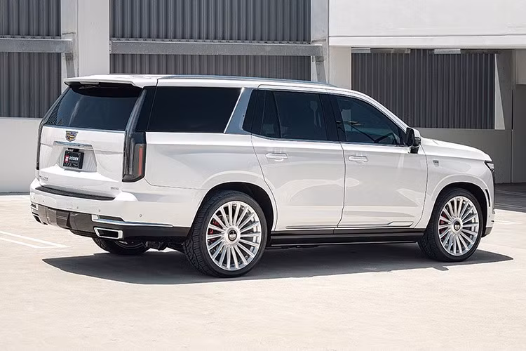 Trong hình ảnh thực tế, chiếc SUV hạng sang cỡ lớn Cadillac Escalade 2025 màu trắng mang vẻ ngoài đậm chất Mỹ với thân xe lớn, lưới tản nhiệt cỡ lớn mạ chrome và cụm đèn chiếu sáng dựng đứng đầy mạnh mẽ.