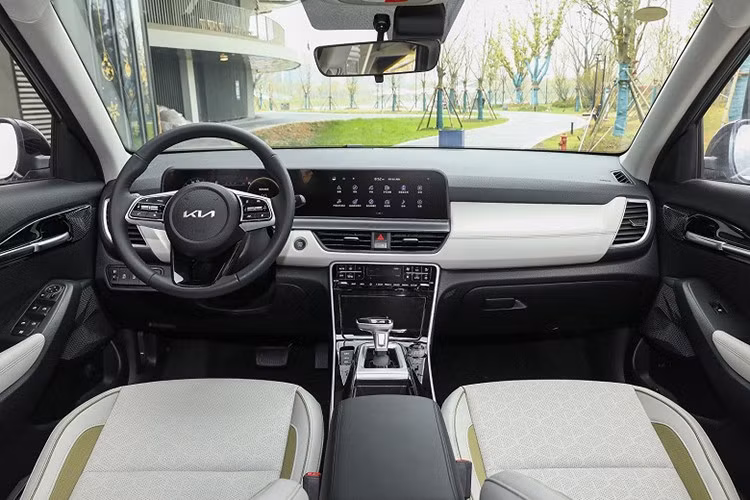 Mức giá bán Kia Seltos tại thị trường tỷ dân này thấp đến mức khiến mẫu xe gần như "tụt hạng" sang một phân khúc bình dân hơn, nếu so sánh trực tiếp với cùng mẫu xe ở Mỹ hay Việt Nam.