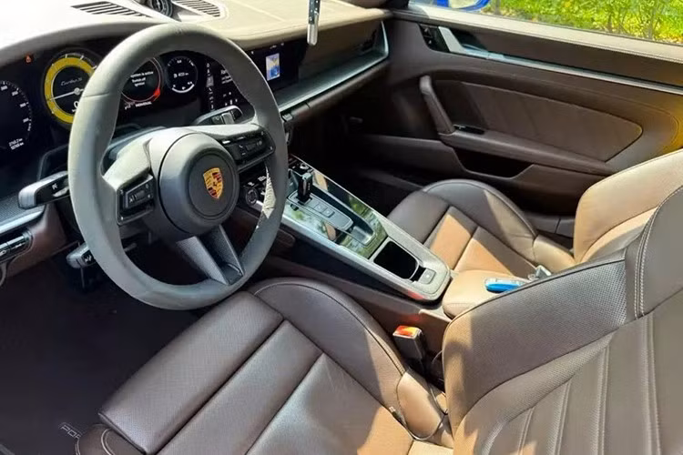 Lúc được nhập về Việt Nam, mức giá xe Porsche 911 phiên bản Turbo S 992 theo diện phân phối chính hãng tại dải đất hình chữ S đã là 15,3 tỷ đồng, con số này chưa bao gồm các tùy chọn theo xe.