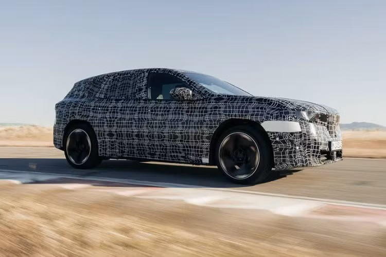 Toàn bộ hệ thống vận hành trên nền tảng OS X mới nhất của BMW, mang đến khả năng cá nhân hóa sâu rộng, hỗ trợ người lái thông minh và cập nhật phần mềm từ xa toàn diện.BMW iX3 thế hệ mới sẽ chính thức được trình làng tại IAA 2025, Đức.