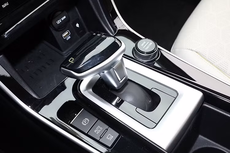 Trong khi đó, Kia Seltos tại Mỹ mạnh mẽ hơn với động cơ xăng hút khí tự nhiên 2.0L cho công suất 146 mã lực hoặc động cơ tăng áp 1.6L cho công suất lên tới 190 mã lực. Đặc biệt, người dùng tại Mỹ còn có thể lựa chọn hệ dẫn động bốn bánh - trang bị không xuất hiện trên các phiên bản tại Trung Quốc.