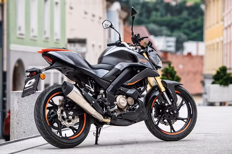 QJMotor SRK 125 S thuộc phân khúc naked-bike phân khối nhỏ. Xe được trang bị động cơ 125cc, hướng đến sử dụng hằng ngày với thiết kế mạnh mẽ, trang bị hiện đại, phù hợp với nhiều đối tượng người dùng – từ người mới bắt đầu đến người dùng có kinh nghiệm.