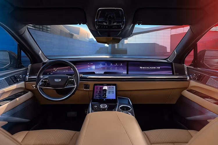 Bên trong nội thất, toàn bộ táp-lô được thay đổi, bao gồm màn hình cong trải dài theo chiều ngang. Với kích thước 55 inch, gồm 35 inch cho người lái và 20 inch cho hành khách được đặt dưới một tấm kính, màn hình có thể điều khiển hầu hết mọi tính năng, từ hệ thống thông tin giải trí đến các chức năng hỗ trợ lái xe.