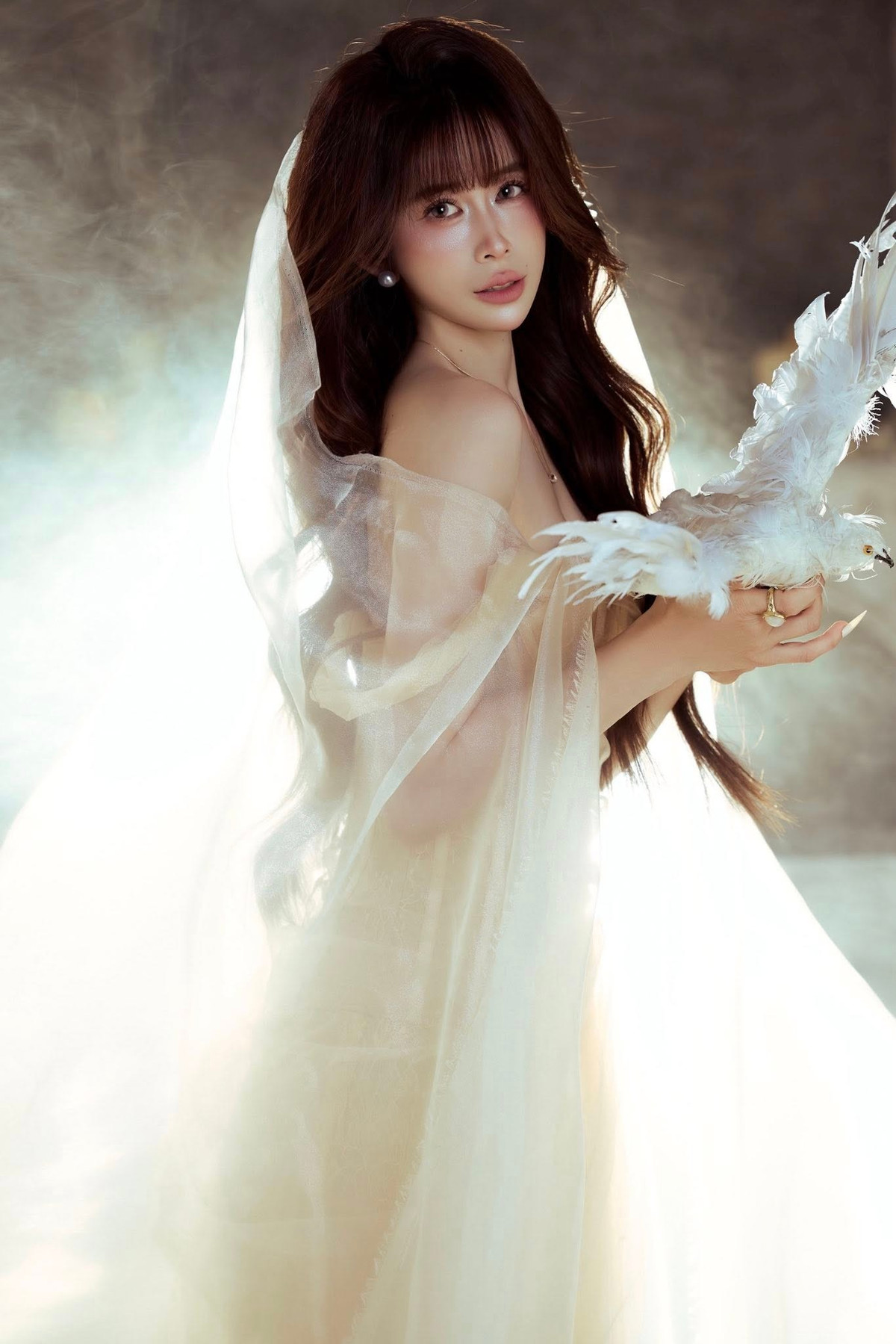 Đặc biệt, cách tạo dáng chuyên nghiệp cùng ánh mắt sắc lạnh đã giúp cô nàng "ghi điểm" tuyệt đối, nhận về vô vàn lời khen từ cộng đồng mạng.