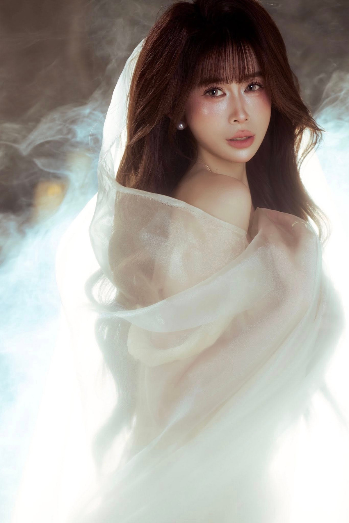 Châu Tuyết Vân khéo léo biến hóa trong nhiều trang phục, từ váy dạ hội quyến rũ, khoe đường nét thanh thoát, đến những set đồ mang hơi hướng menswear mạnh mẽ, thể hiện rõ tinh thần quyết đoán của một vận động viên đỉnh cao.