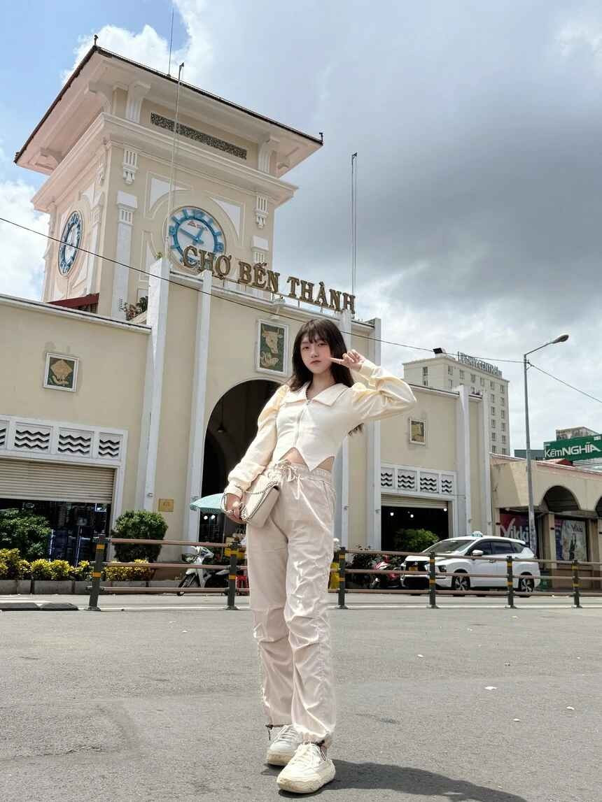 Trên trang cá nhân, Roroki đăng tải loạt hình ảnh trong chuyến lưu diễn tại TP.HCM. Ngôi sao cosplay Singapore "check-in" tại các điểm đến nổi tiếng của thành phố như chợ Bến Thành, phố đi bộ Nguyễn Huệ...