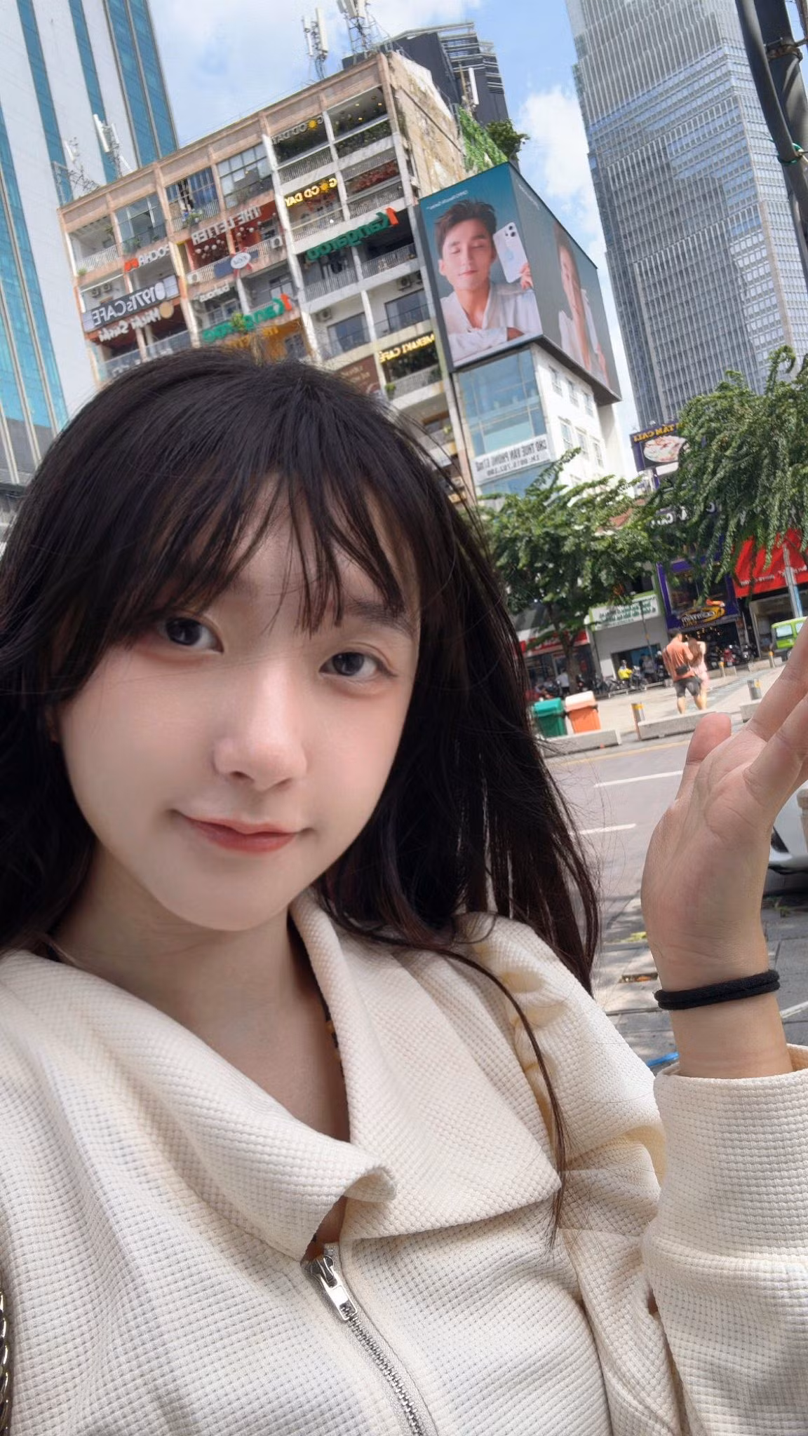 Roroki diện trang phục trẻ trung, năng động. Cô trang điểm nhẹ và để kiểu tóc đơn giản.