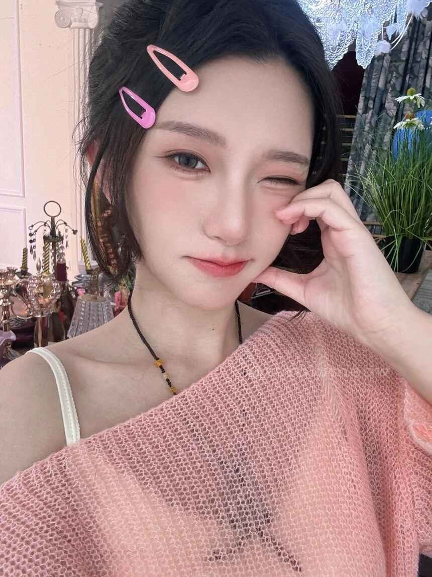 Roroki chia sẻ: "Mọi người đã sẵn sàng gặp tôi chưa. Hẹn mọi người cuối tuần này nhé. Tôi sẽ biểu diễn trên sân khấu vào chiều 19/7. Hãy đến xem các màn trình diễn và có thể giao lưu với tôi trên sân khấu. Có thể mọi người sẽ tìm thấy điều gì đó yêu thích".