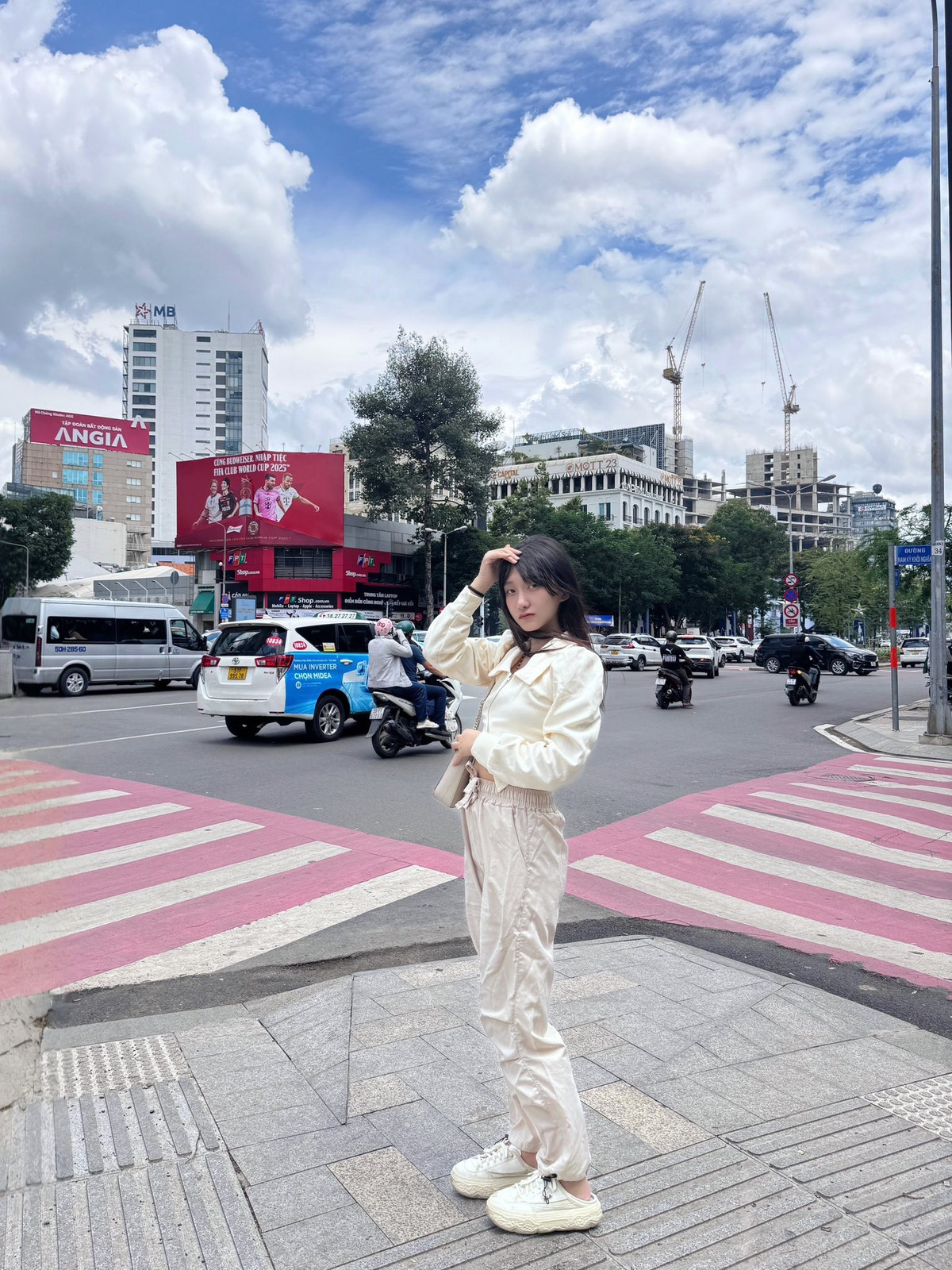 Nữ coser thích thú với cảnh sắc, món ăn tại TP.HCM.