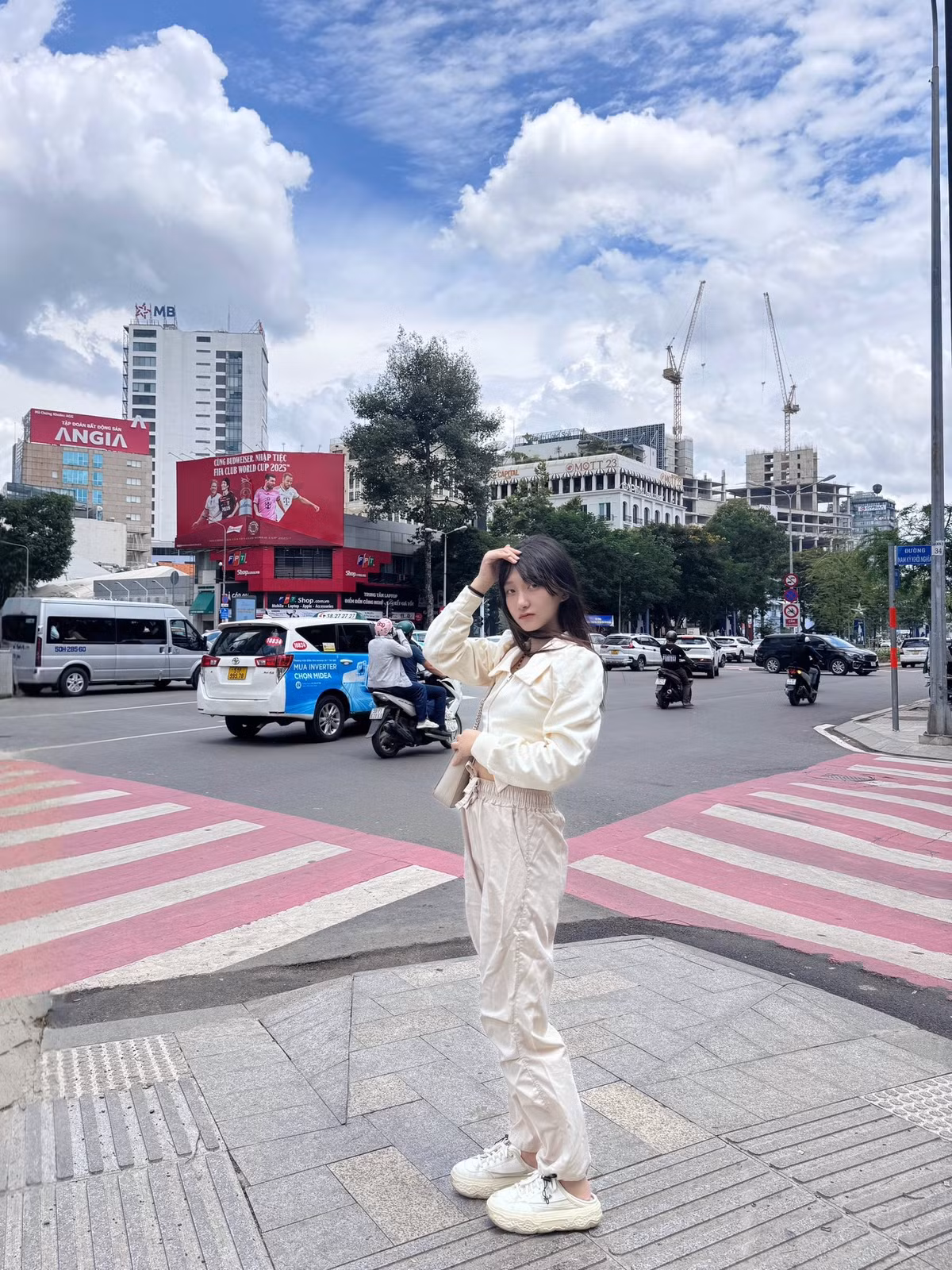 Nữ coser thích thú với cảnh sắc, món ăn tại TP.HCM.