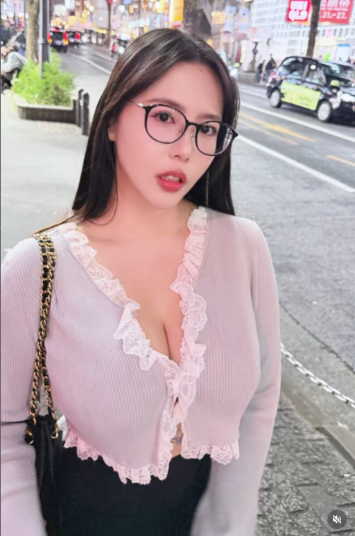 Nina sở hữu gương mặt mang đậm nét Á Đông với làn da trắng sứ mịn màng, đôi mắt to tròn long lanh luôn toát lên vẻ ngây thơ, nũng nịu. Thế nhưng, trái ngược với gương mặt thanh tú ấy là một vóc dáng được ví như "tác phẩm nghệ thuật" của sự gợi cảm.