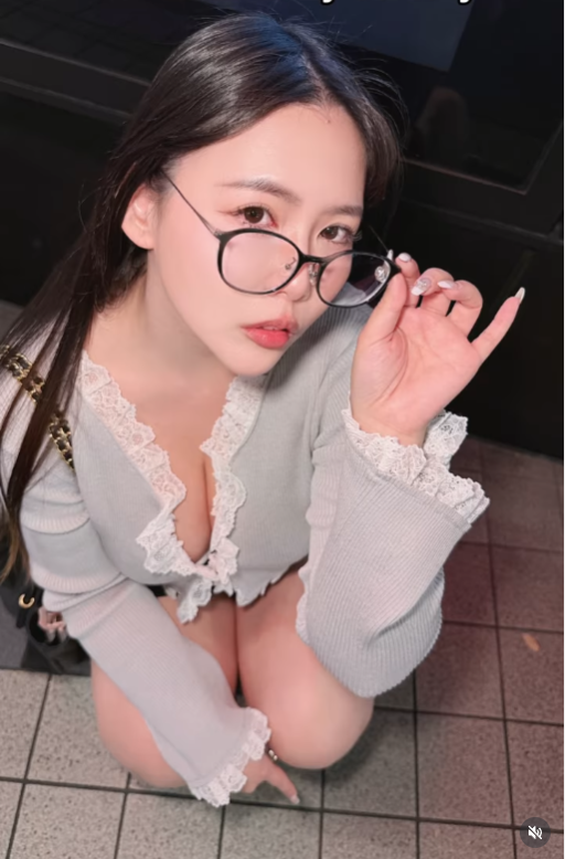 Nina sở hữu vòng một với kích thước "ngoại cỡ" đầy ấn tượng, tạo nên một đường cong chữ S hoàn hảo mà bất cứ ai cũng phải ngoái nhìn.