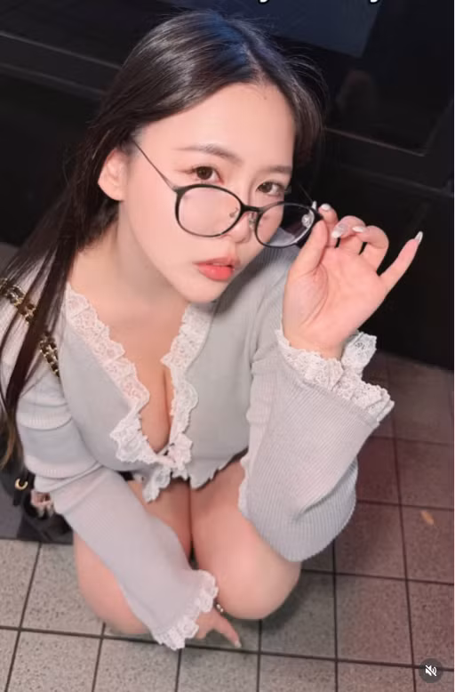 Nina sở hữu vòng một với kích thước "ngoại cỡ" đầy ấn tượng, tạo nên một đường cong chữ S hoàn hảo mà bất cứ ai cũng phải ngoái nhìn.