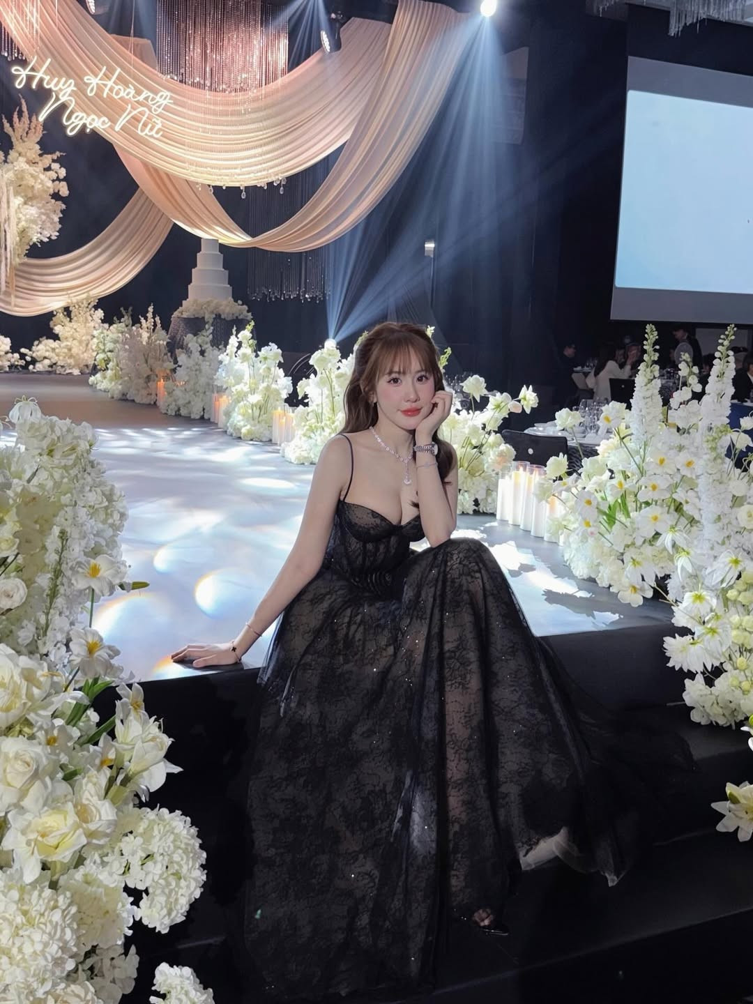 Không cần quá nhiều phụ kiện cầu kỳ, chỉ với một bộ váy dạ hội đen tinh tế, nữ cơ thủ sinh năm 2001 Lê Tuyết Anh vẫn đủ sức “đốn tim” cộng đồng mạng bởi nhan sắc ngọt ngào cùng vóc dáng nuột nà đáng mơ ước.