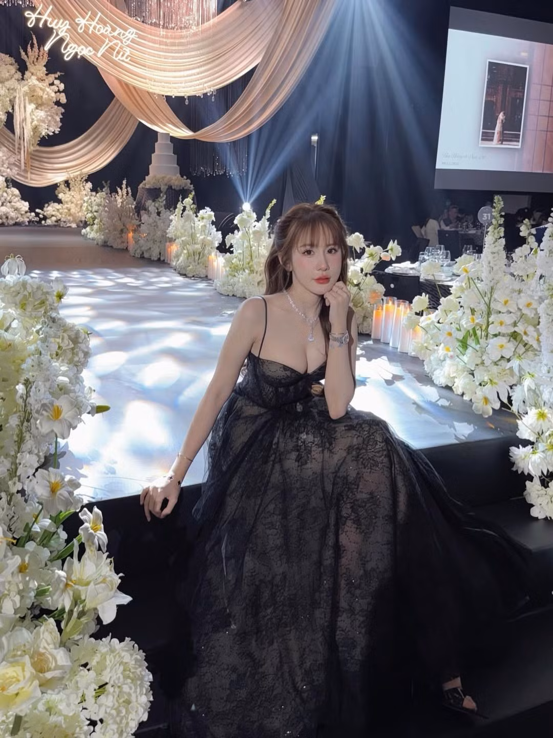 Phần chân váy xòe rộng với chất liệu ren xuyên thấu nhẹ nhàng, vừa gợi cảm vừa thanh lịch, giúp tổng thể trang phục trở nên mềm mại nhưng không kém phần sang trọng.