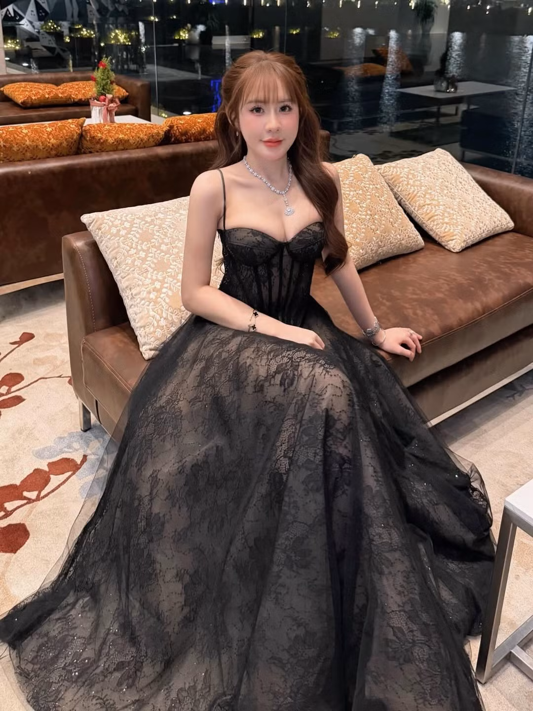 Nhan sắc của “Thánh nữ bi-a” cũng là điểm cộng lớn trong lần lên đồ này. Gương mặt nhỏ nhắn, làn da trắng mịn cùng những đường nét hài hòa giúp Tuyết Anh ghi điểm tuyệt đối.