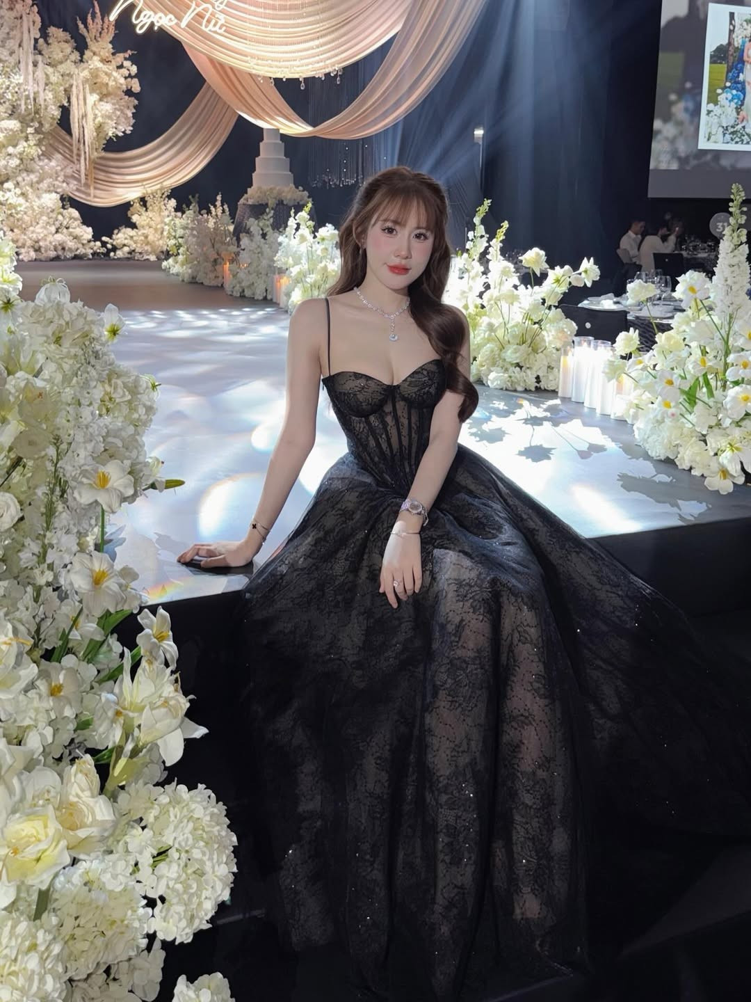 Trong loạt ảnh được chia sẻ, Lê Tuyết Anh lựa chọn thiết kế váy hai dây ôm sát phần thân trên, tôn trọn bờ vai thon thả và vòng một đầy đặn.