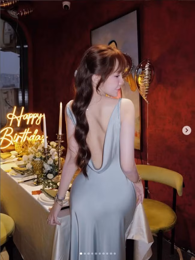 Nhiều cư dân mạng nhận xét, vẻ đẹp của Tuyết Anh mang nét trong trẻo nhưng vẫn rất quyến rũ, đủ để khiến người đối diện khó rời mắt.