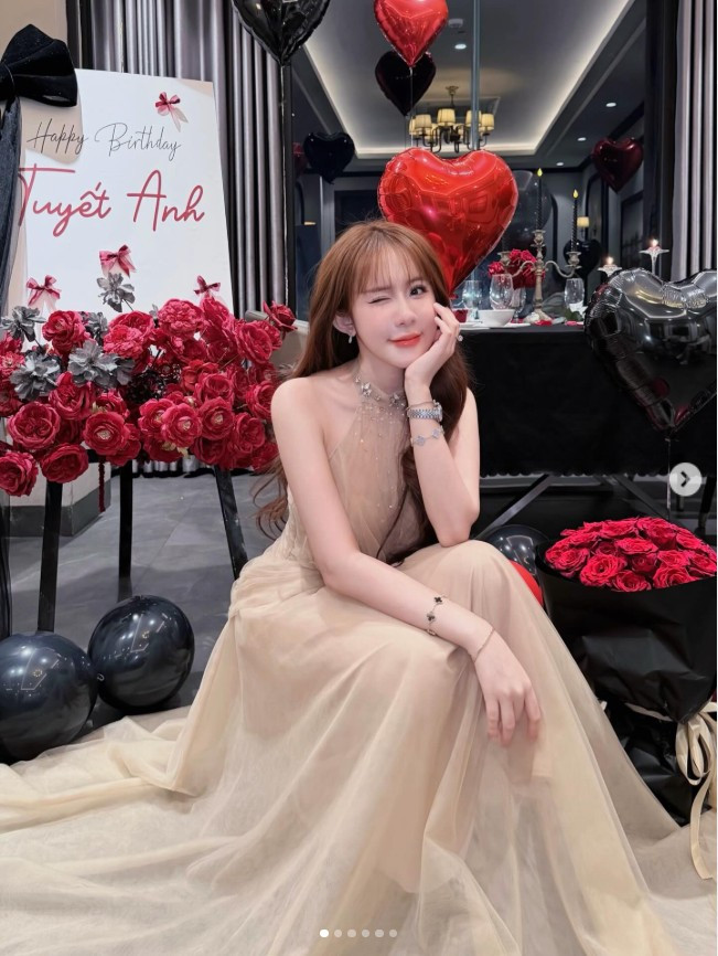 Dù ở bất kỳ góc chụp nào, thần thái tự tin, ánh nhìn nhẹ nhàng cùng nụ cười duyên dáng vẫn giúp Lê Tuyết Anh nổi bật giữa khung cảnh hoa trắng và ánh đèn vàng ấm áp.