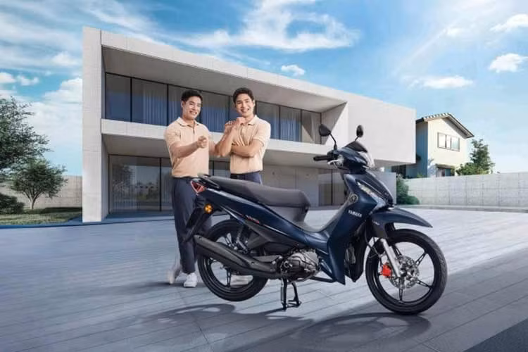 Điểm nhấn nổi bật nằm ở cụm đèn pha LED thế hệ mới cho khả năng chiếu sáng rõ nét, tiết kiệm năng lượng và có độ bền cao, kết hợp cùng đèn định vị ban ngày với thấu kính xanh độc đáo, góp phần tạo nên diện mạo hiện đại và khác biệt.