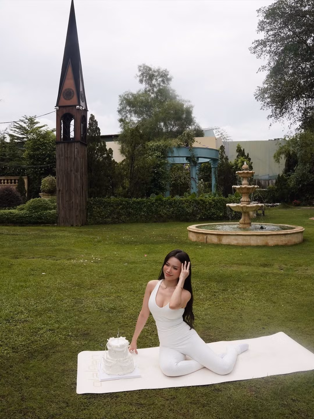 Khoảnh khắc này đòi hỏi sự tập trung cao độ, khả năng kiểm soát cơ bụng và thăng bằng gần như tuyệt đối. Chiếc bánh kem được đặt ngay ngắn trên một chiếc đĩa, nằm vững chãi trên chân của Sĩ Thanh, cho thấy kỹ năng yoga "không phải dạng vừa" của cô.