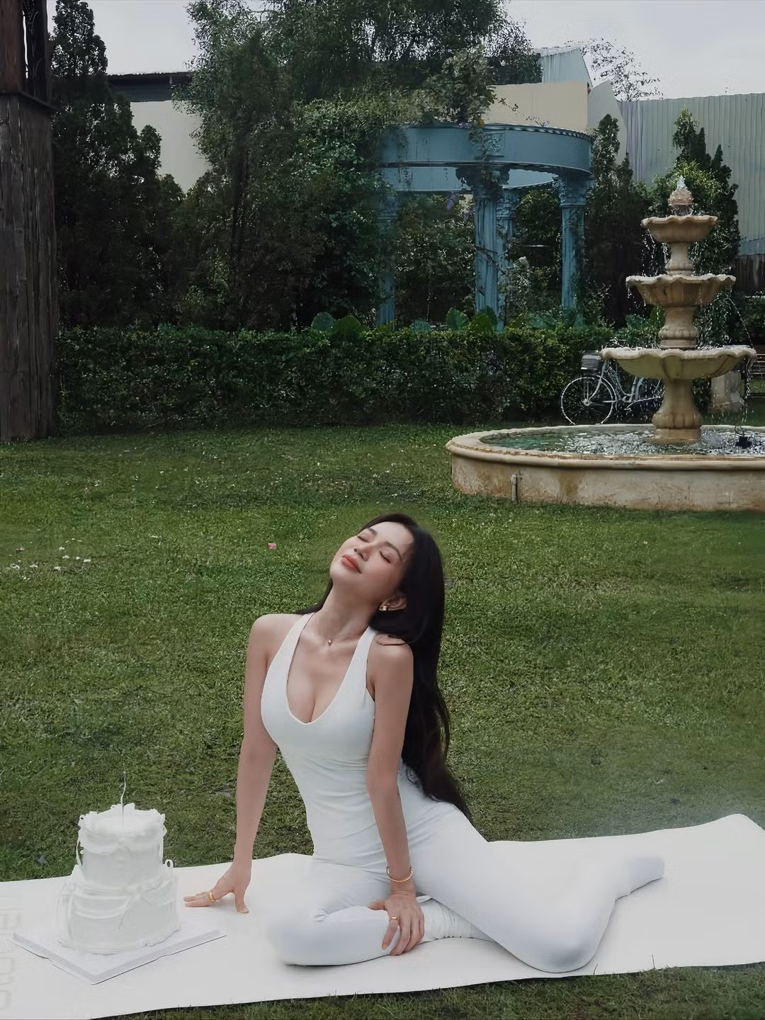 Sau những động tác "căng não", Sĩ Thanh cũng có khoảnh khắc thư thái, "phiêu" mình bên chiếc bánh sinh nhật.