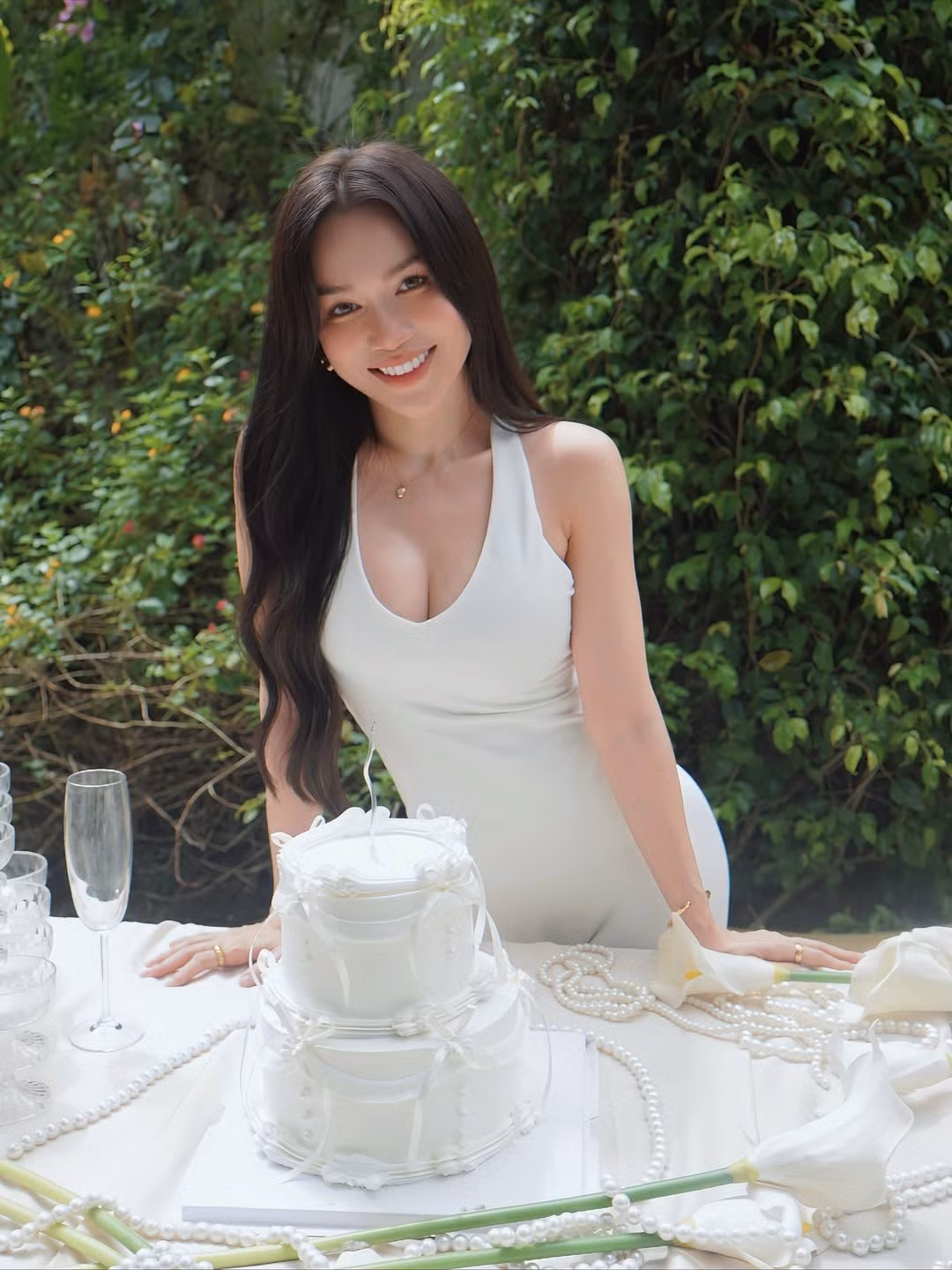 Trong bức ảnh chụp với bối cảnh là đài phun nước cổ điển, Sĩ Thanh ngồi trên thảm tập, ngửa mặt tận hưởng không khí trong lành. Chiếc bánh kem lúc này đã được đặt an toàn bên cạnh, như một "bạn diễn" đặc biệt vừa hoàn thành xuất sắc vai diễn của mình.