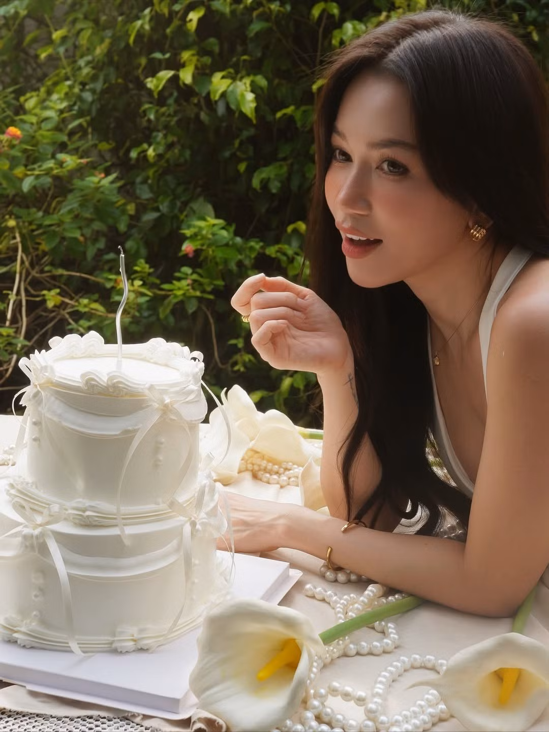 Vốn nổi tiếng là một trong những mỹ nhân sở hữu thân hình nóng bỏng và duy trì lối sống khoa học, Sĩ Thanh thường xuyên chia sẻ những khoảnh khắc tập luyện, đặc biệt là bộ môn yoga.