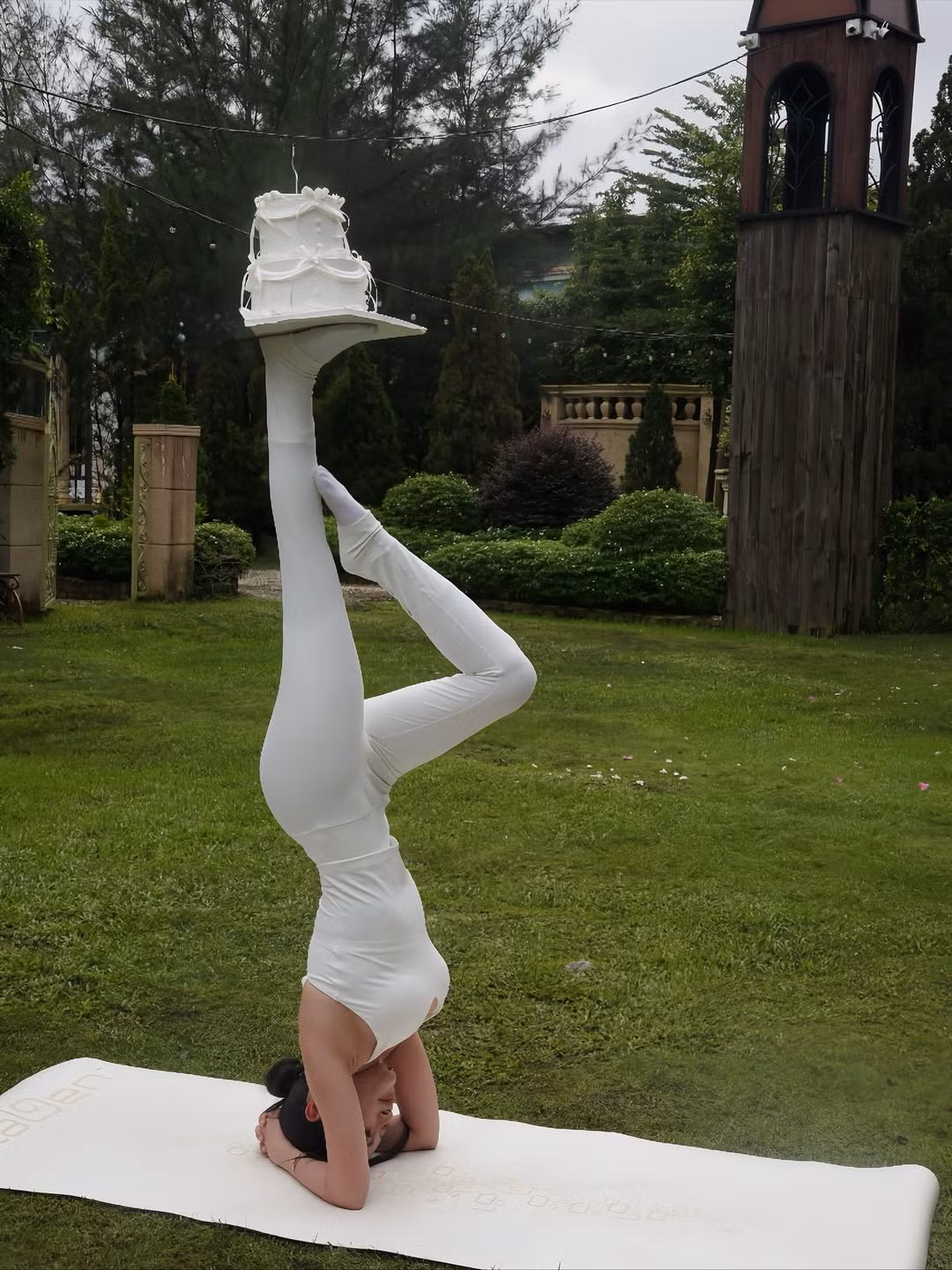 Trong loạt ảnh mới, Sĩ Thanh diện một bộ đồ tập yoga màu trắng tinh khôi, tôn lên đường cong cơ thể săn chắc và làn da không tì vết.