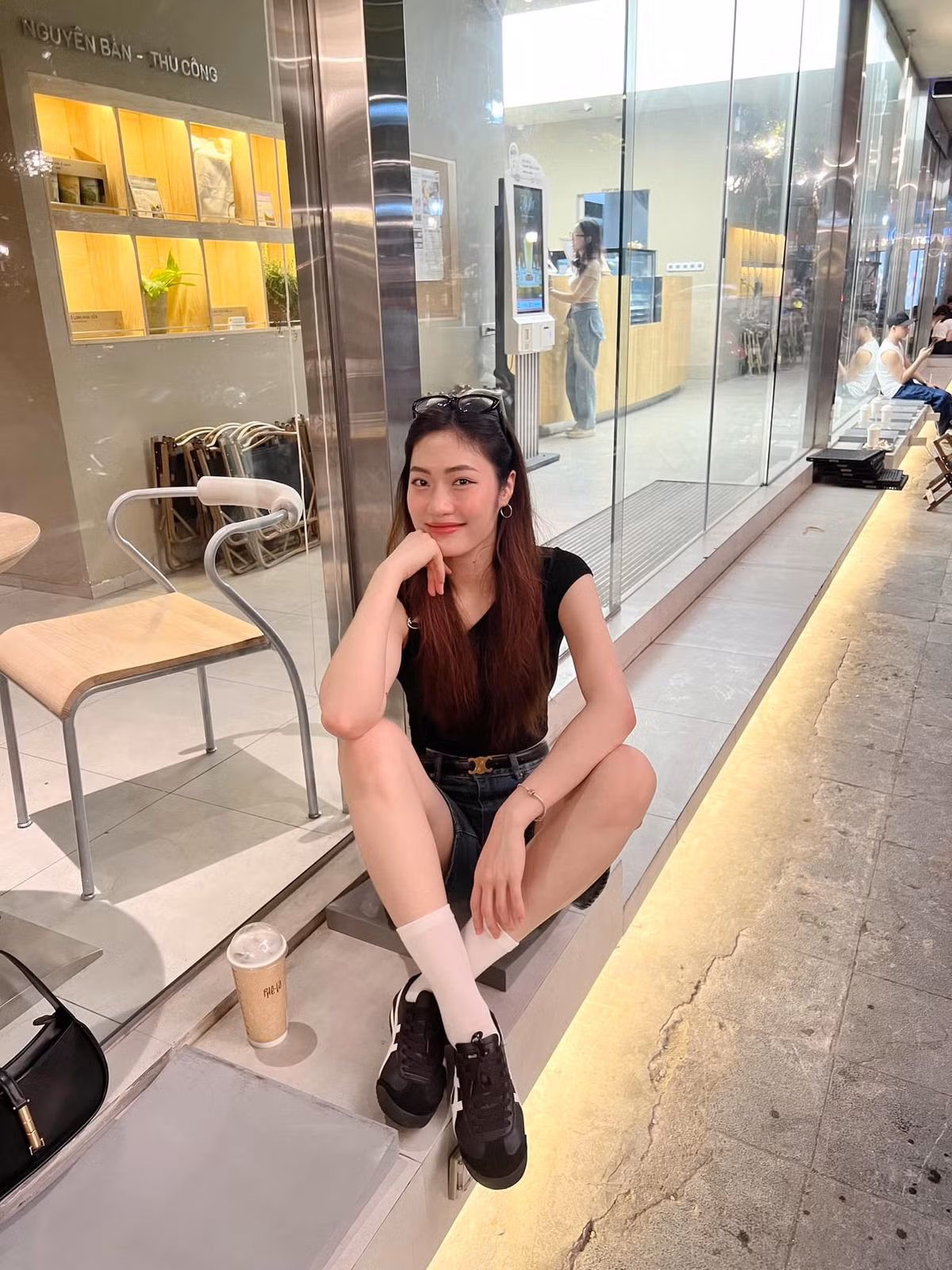 Bên cạnh tài năng trên sân đấu, cô luôn nằm trong top những "hoa khôi" của giải vô địch quốc gia nhờ gương mặt khả ái và phong cách nhẹ nhàng.